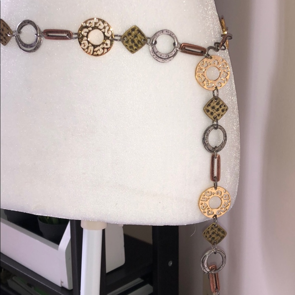 Multi tone chain belt